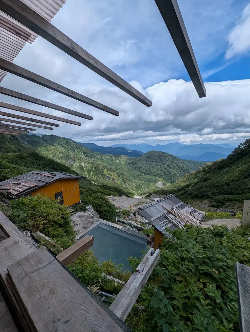Hakuba Yari Onsen, an open-air bath overlooking the mountain ridge